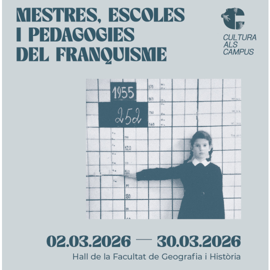 Imatge antiga d'una xiqueta amb uniforme davant d'una paret amb mesures