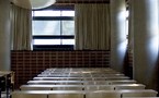 sala en la oscuridad