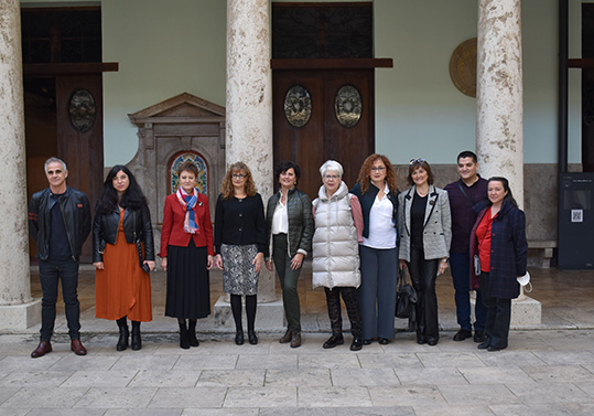 La rectora Mavi Mestre amb membres de la UNE