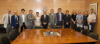 Foto de familia de los asistentes a la firma del convenio.