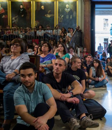 publico asistente a un debate feminista