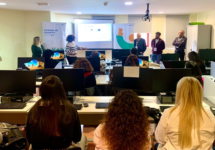 Alumnes assistint al taller de la càtedra