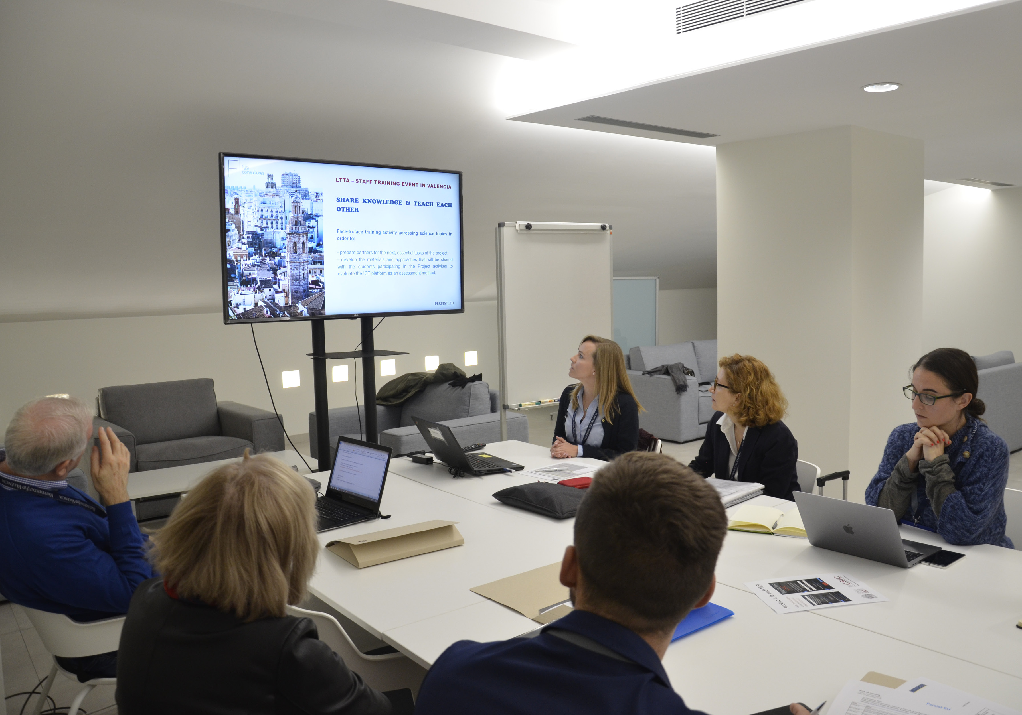Imatge de la reunió d'inici del projecte Erasmus + PERSIST_EU