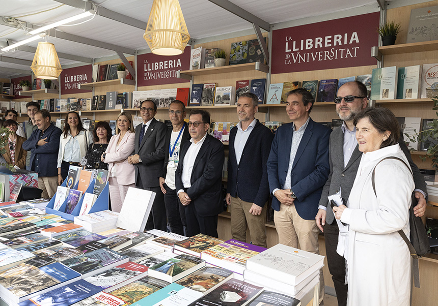 El rector Juan Luis Gandía amb la consellera Carmen Ortí juntament amb membres de l'equip de govern de la Universitat i al professora Gemma Lluch, pregonera de l'acte en la caseta de la Llibreria de la Universitat