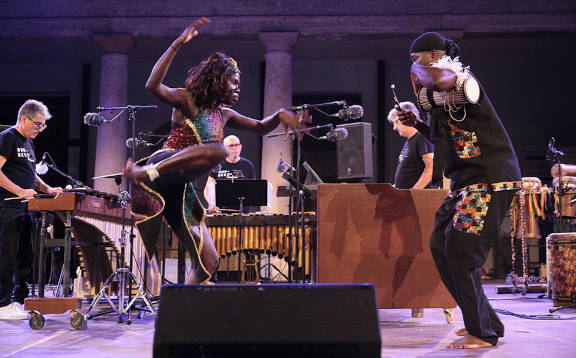 Serenates 2025. 'Ubuntu', per Amores Grup de Percussió i La Luna de África - imatge 0