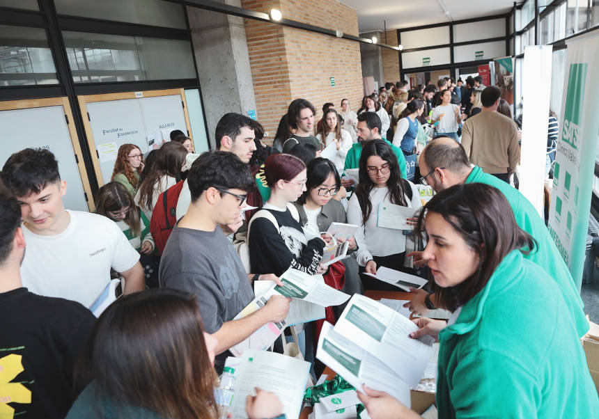 Estudiantes i estudiants visiten el Fòrum de la Facultat de Fisioteràpia. FOTOS: Eduardo Alapont.