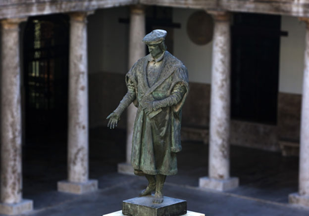 Estàtua de Lluís Vives al Claustre de la Nau.