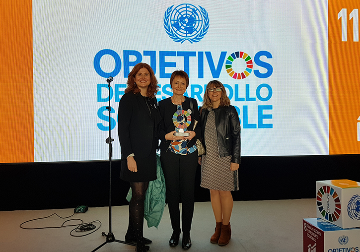 Elena Martínez, Mª Vicenta Mestre y Celeste Asensi con el premio recibido