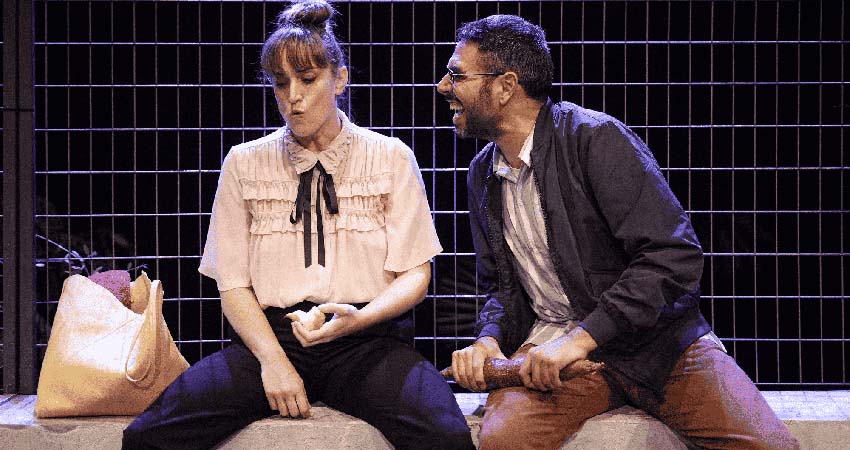 Un hombre y una mujer sentados