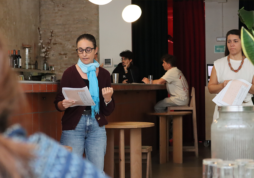 Una investigadora de l'equip parlant durant la reunió
