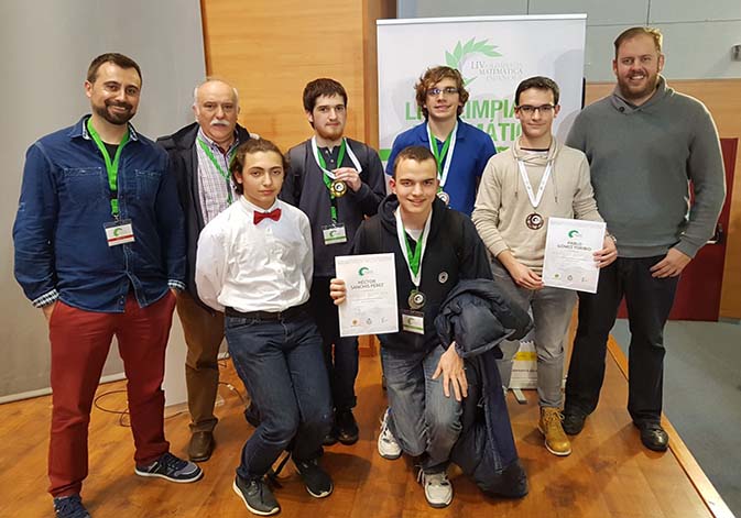 En la foto els estudiants de l'equip de la Comunitat juntament amb el preparador, Antonio Ledesma; i els membres del tribunal corrector, els valencians Alejandro Miralles i Juan Miguel Ribera