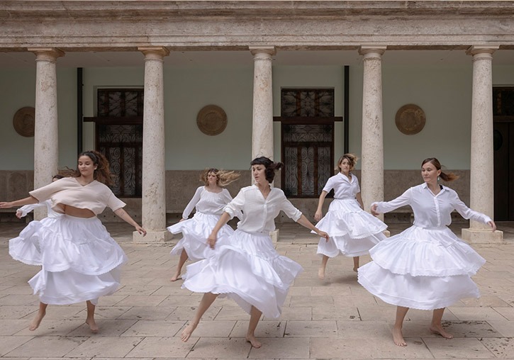 La Universitat celebra la Nit de Sant Joan amb el seu Grup de Dansa.