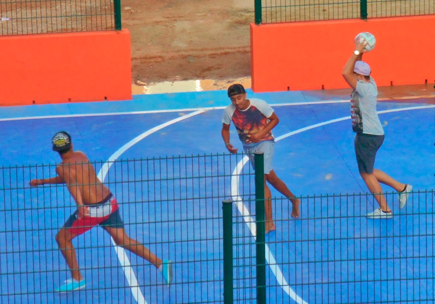 Personas jugando a futbol
