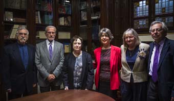 Celia Amorós, Esteban Morcillo, i la resta de participants en l'homenatge.