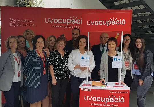 La rectora Maria Vicenta Mestre, en su visita al estand de UVocupació.