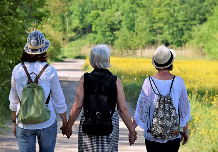Tres mujeres cogidas por la mano
