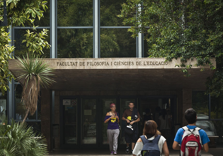 FOTO DE LA FACHADA EXTERIOR DE LA FACULTAT