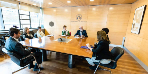 La Universidad crea la Cátedra de Uso Racional del Medicamento junto al MICOF - imatge 0
