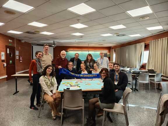 Grupo de participantes en una sala con cartel “United in Diversity” - imatge 0