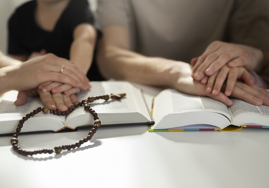Parella cristiana presos de la mà en la bíblia