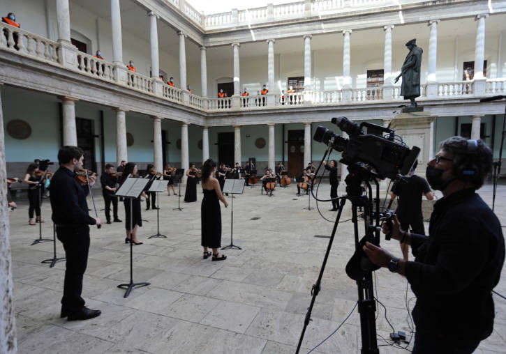 Gravació del concert de l'Orquestra i de l'Orfeó Universitari de València al claustre de La Nau.