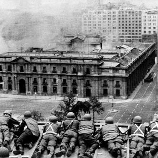 La Moneda bombardeada y grupo de soldados