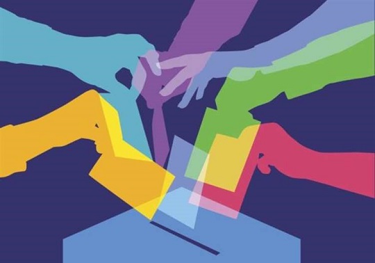 Imatge de mans introduïnt un sobre en la urna de votacions