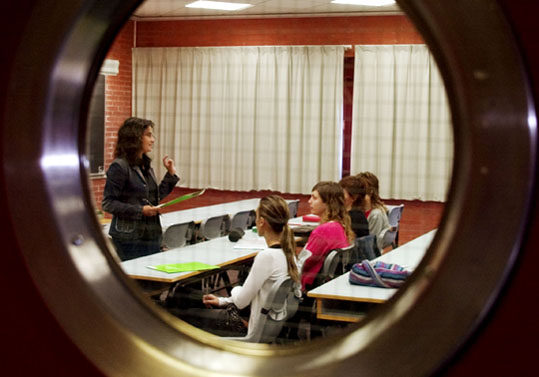 Imatge d'arxiu d'una professora a una aula.