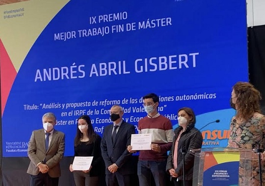 Entrega del premio TFM a Andrés Abril Gisbert