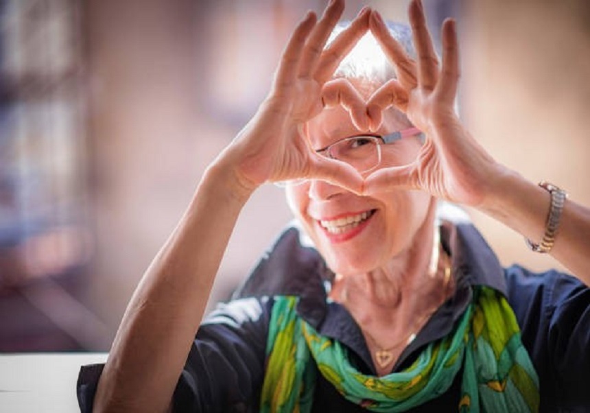 Persona mayor haciendo un corazón con las manos