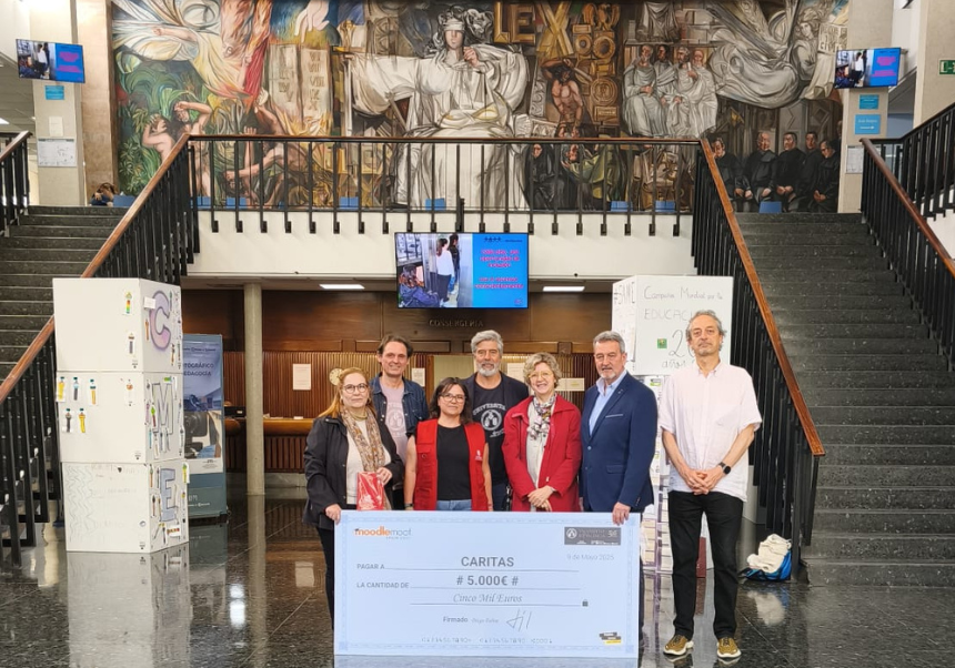 Acto de entrega del cheque de cinco mil euros