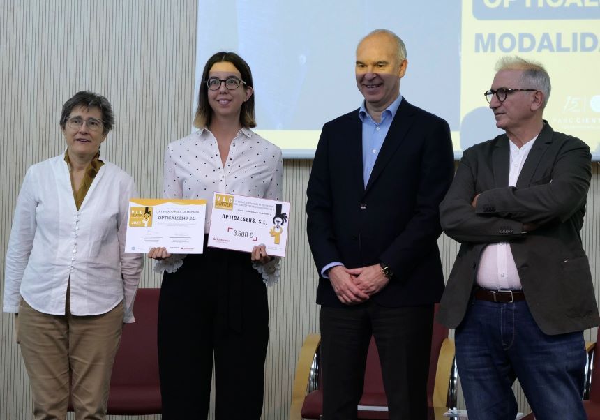 La vicerectora Rosa Donat i el director del PCUV junt amb els responsables de la spin-off Opticalsens