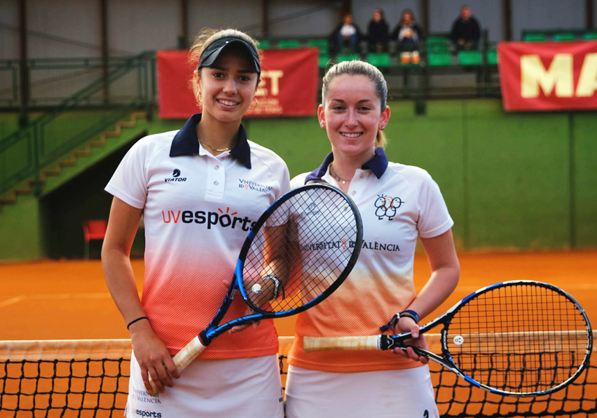 Tennis players Mar Ribera and Sandra Requena moments before the match.