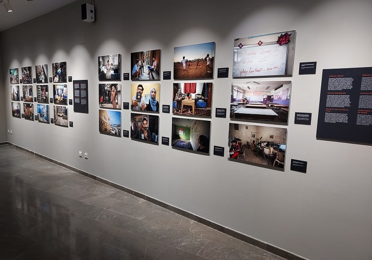 Fotografia de sala de l'exposició 'El temps suspés'.