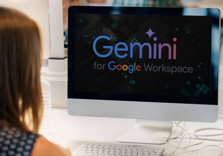 Una dona, connectada a l'entorn Google amb IA integrada.
