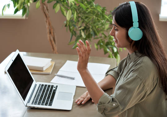 Una estudiante realiza un curso online.