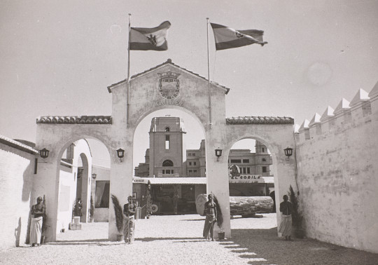 XX Feria Oficial e Internacional de Muestras. Valencia 1942. Con edificio de Rectorado en obras de fondo. Biblioteca Nacional de España.