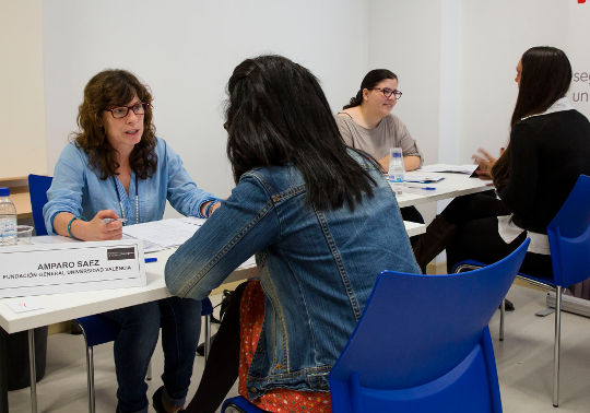 Personal de Recursos Humanos de la Fundació General de la Universitat de València entrevista a una candidata.