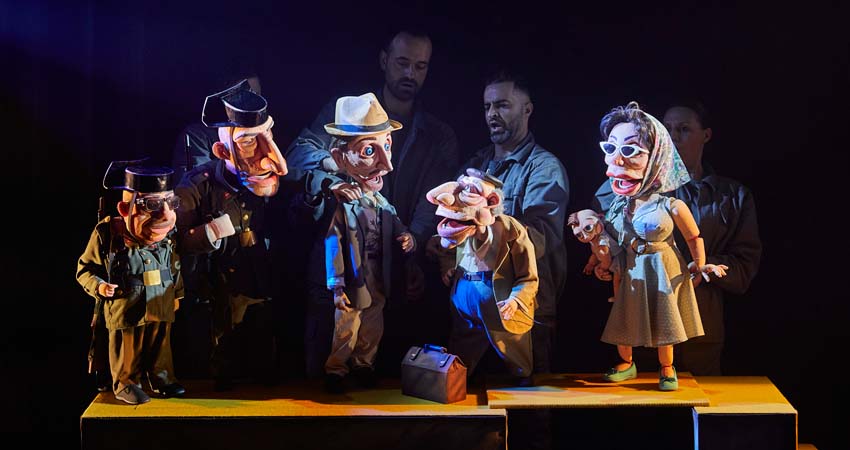 Actores manejando unas marionetas
