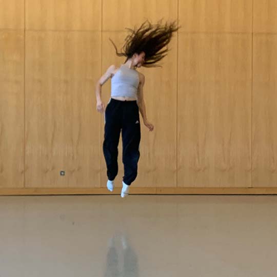 Una mujer saltando