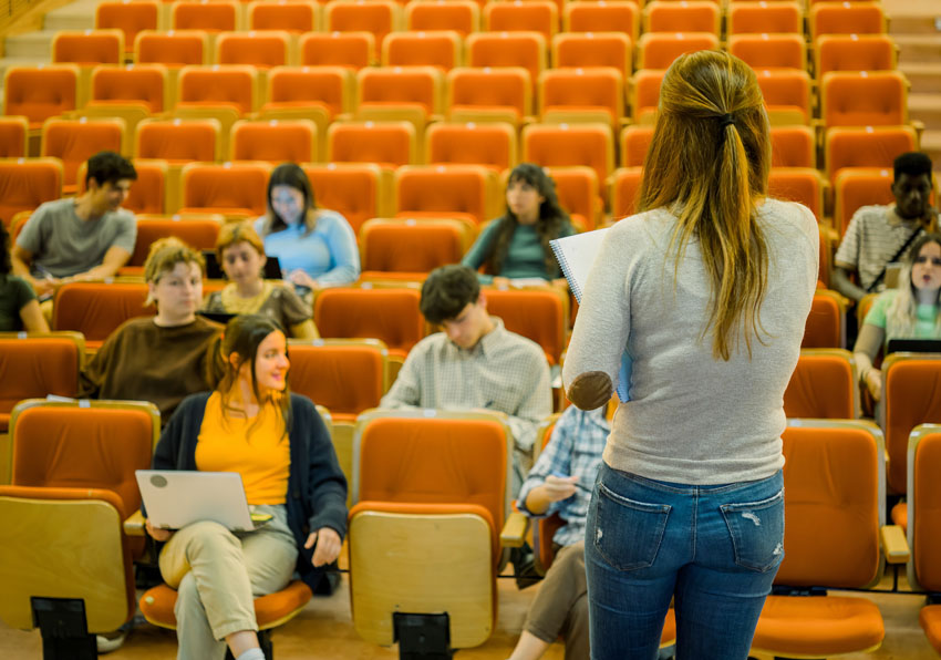 Imatge del esdeveniment:Professora de la Universitat fent classe.