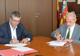 Fotografía de Esteban Morcillo y Rafa Climent firmando documentación del convenio.