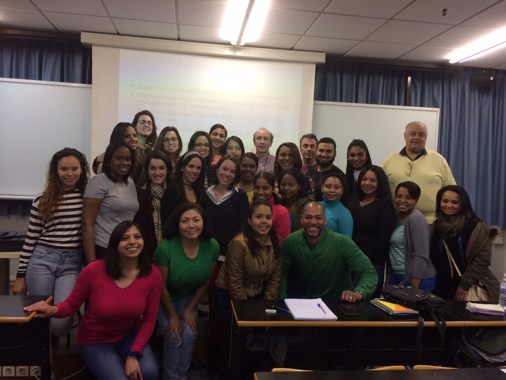 El Dr. Fresno posa con los alumnos del Máster en Enfermedades Parasitarias Tropicales