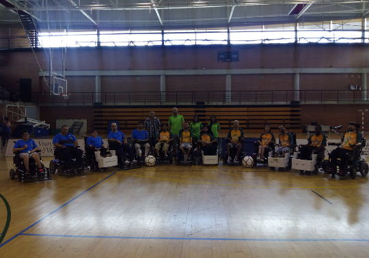 Los jugadores de fútbol en silla de ruedas eléctricas.