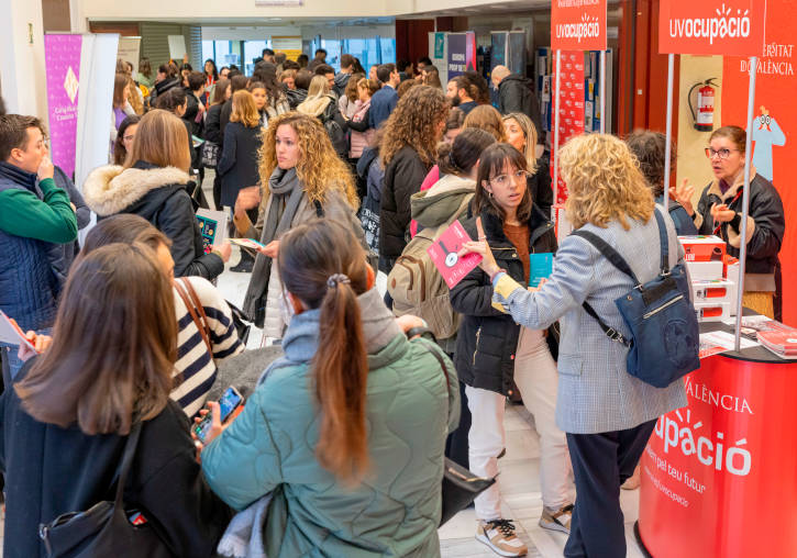 Centenares de estudiantes pasaron por los estands de las empresas en la Facultat de Medicina i Odontologia.