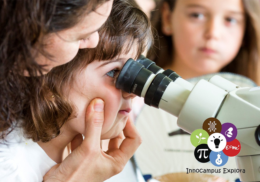 Niña con microscopio