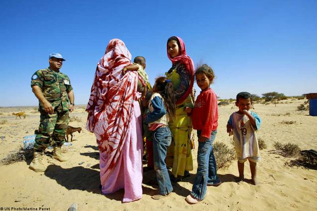 Un membre de la Missió de les Nacions Unides per al Referèndum en el Sàhara Occidental (MINURSO) parla amb un grup de sahrauís.