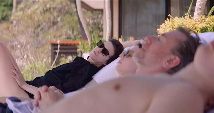 Tres personas tumbadas al sol