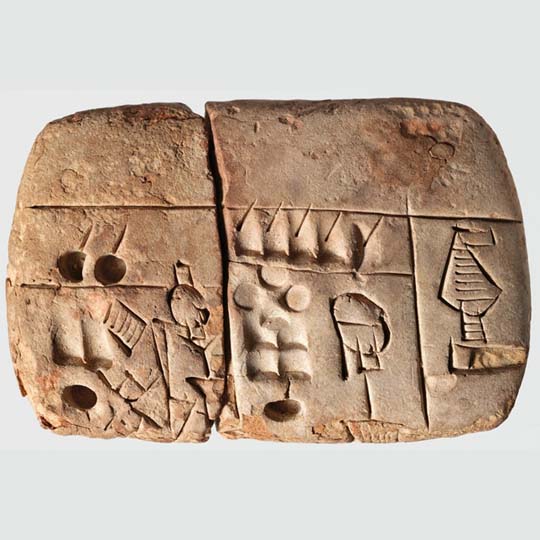 Una piedra con símbolos grabados