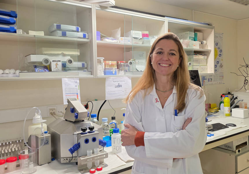 Consuelo Borrás, catedràtica de Fisiologia de la Universitat de València, a un laboratori de la Facultat de Medicina i Odontologia.